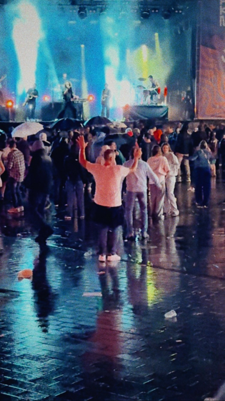 Just as our set kicked off, the sky opened up and the rain came down in buckets. But nothing beats watching our crowd—from the front right up to the back—ignore the pouring rain and dance like there’s no tomorrow. MAD RESPECT @puk.ema 🖤💜
video by Tom
lights by @with_other_words @devents_bv
.
.
.
#☔ #pukema #rain #rainyconcert #brassrave #livetechno #brasstechno