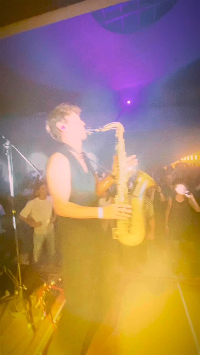 Club season is ON. @leietheater Deinze, BIG UP for that perfect start of the season. Indian summer outside, but the real fire was inside. 😏🔥
Our club tour in DE/LUX/NL kicks off in a few weeks—info & tickets via naft.live or link in bio
video by Vince
lights by @koen_buys @with_other_words @devents_bv
.
.
.
#sweaty #club #brassrave #livetechno #brasstechno #hornfx #indiansummer #heatinside