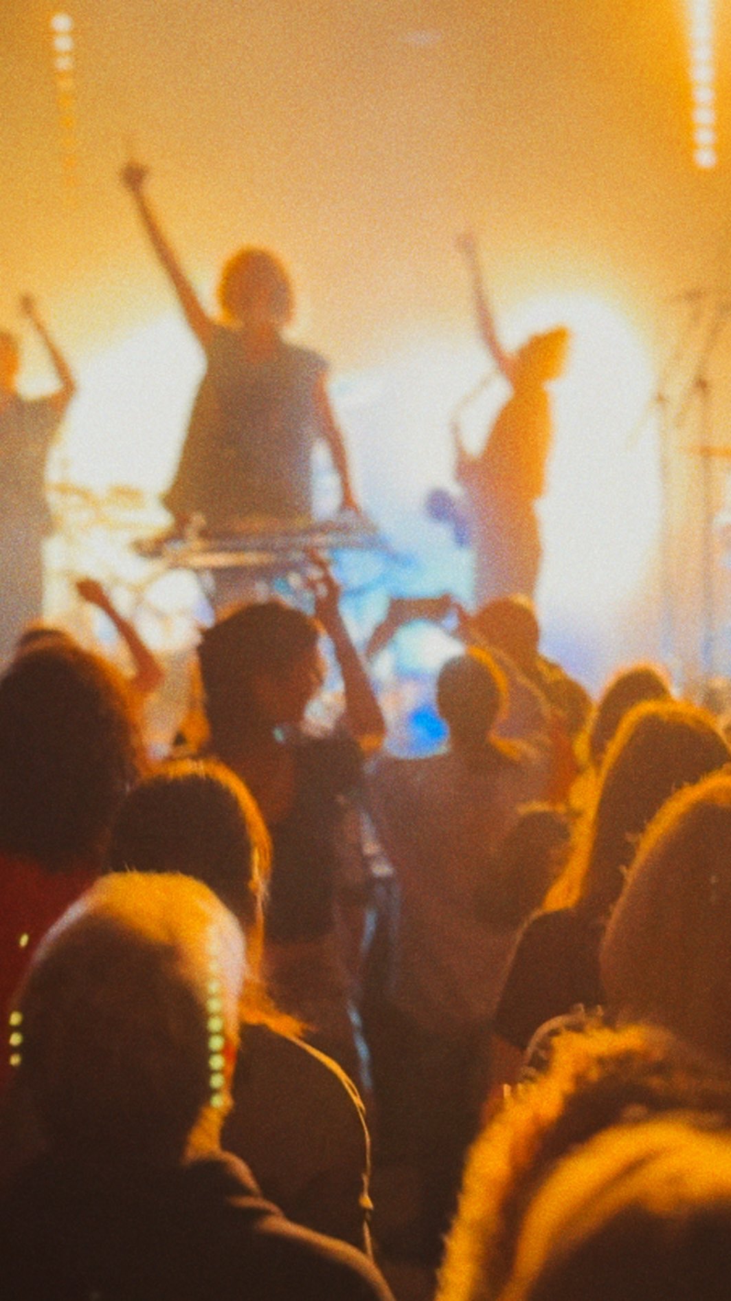 YEZZ! The fall tour has lift-off! 🚀
Huge thanks to @hunnegstrepp for the invite/good vibes and to @rotondes for being such an awesome-sounding venue! On our way to Köln 🇩🇪 for @blueshellclub (SOLD OUT) tonight 🚌
.
.
.
#livetechno #livehousemusic #brassrave #clubtour #brasstechno #luxembourgcity #soldout #köln #cologne #fisher #losingit #hornfx