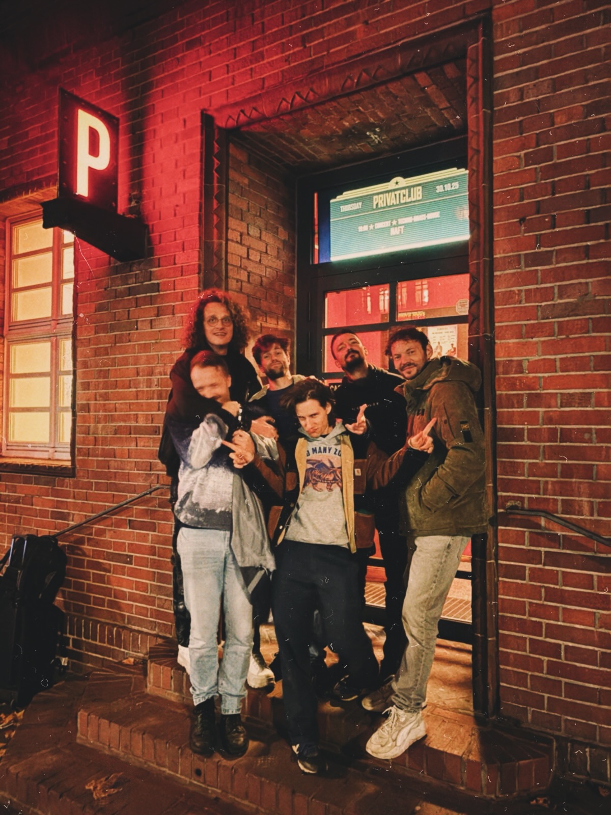 Berlin stories 🌜🖤
1: Berlin nights 🌃
2: @privatclub_berlin that was cool!
3: Prize for best roadie: the Peet-award! 🪨
4: Santé! Prost! Cheers 🍻
5: tourist trap pt. 1
6: Berlin people got the vibe!
7: tourist trap pt. 2 👨🏻❤️💋👨🏼
8: dancing in ear bakskes
9: End the tour with a birthday 🍰
.
.
.
#clubtour #randomrecap #berlin #berlinnights #livetechno #livehousemusic #brassrave #brasstechno