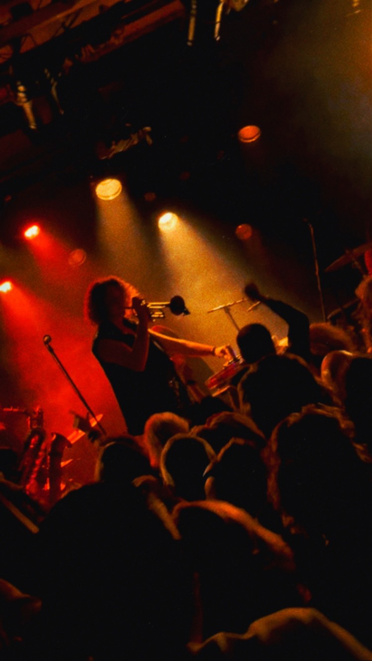 Phoneception mode: on 📱🔥 Sold-out energy off the charts @rotownrotterdam .
.
.
.
#livetechno #livehousemusic #brassrave #brasstechno #techno #hornfx #housemusic #basssaxophone #brass #saxophone #sax #livedrums #clubtour #rotown #rotterdam