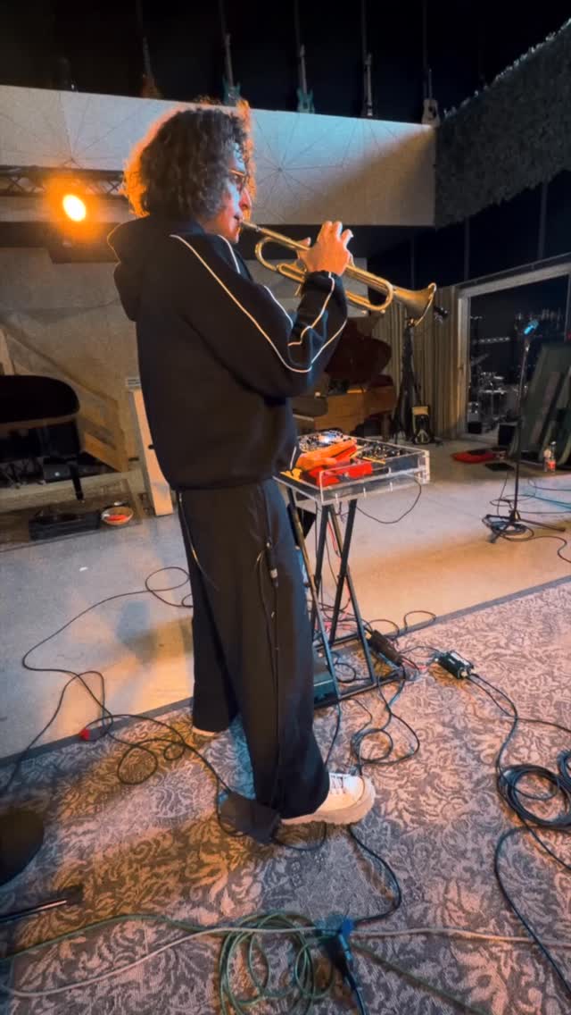 So here’s our version of @s10s10xx @froknroll ‘Hart In Brand’ ❤️🔥❤️🔥❤️🔥 Not what you’d normally expect from us, but that’s exactly the point of these videos 🤞🏼
catch us tonight @vestrock closing after the legendary @deus_band 🤯
.
.
.
#naftid #trackid
