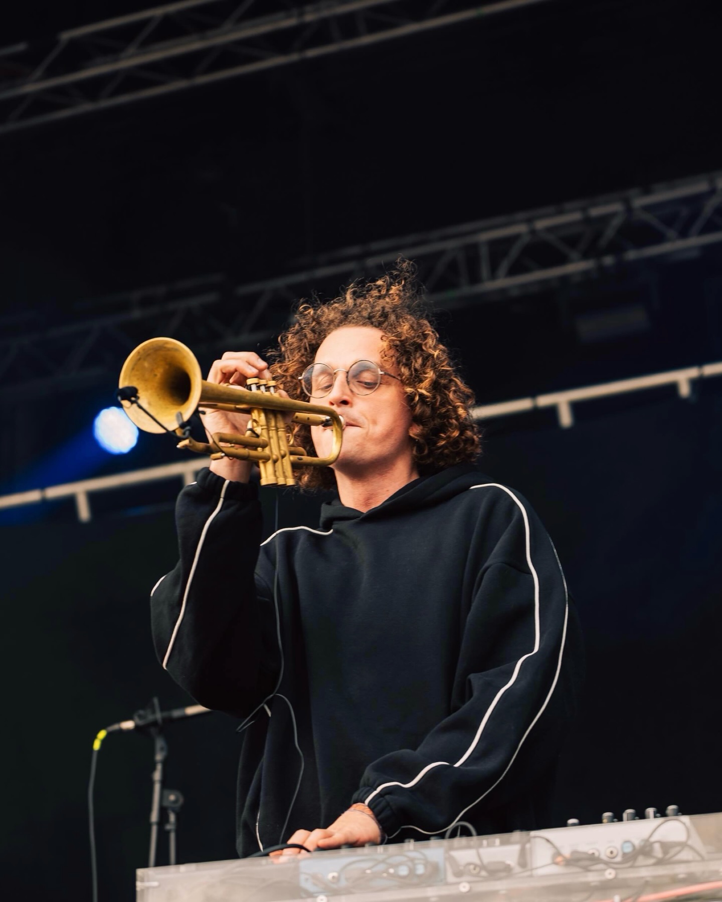 You can tell by our faces we’re not used to playing in daylight 😅🌞

pics by @simonlesk @kimikofestival